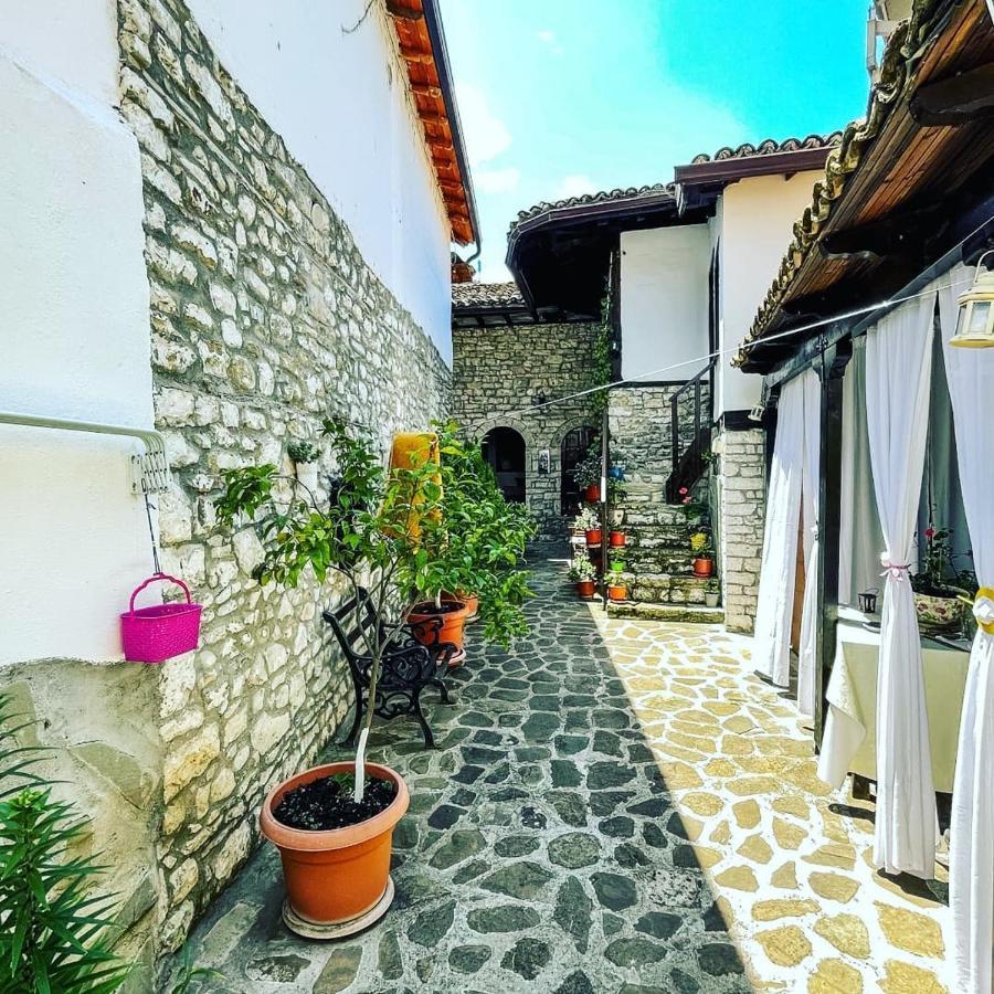 Bujtina Kodiket Guesthouse Berat Exteriér fotografie